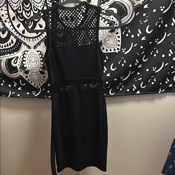 Elegant Black Sleeveless Dress - Picture 3 of 3